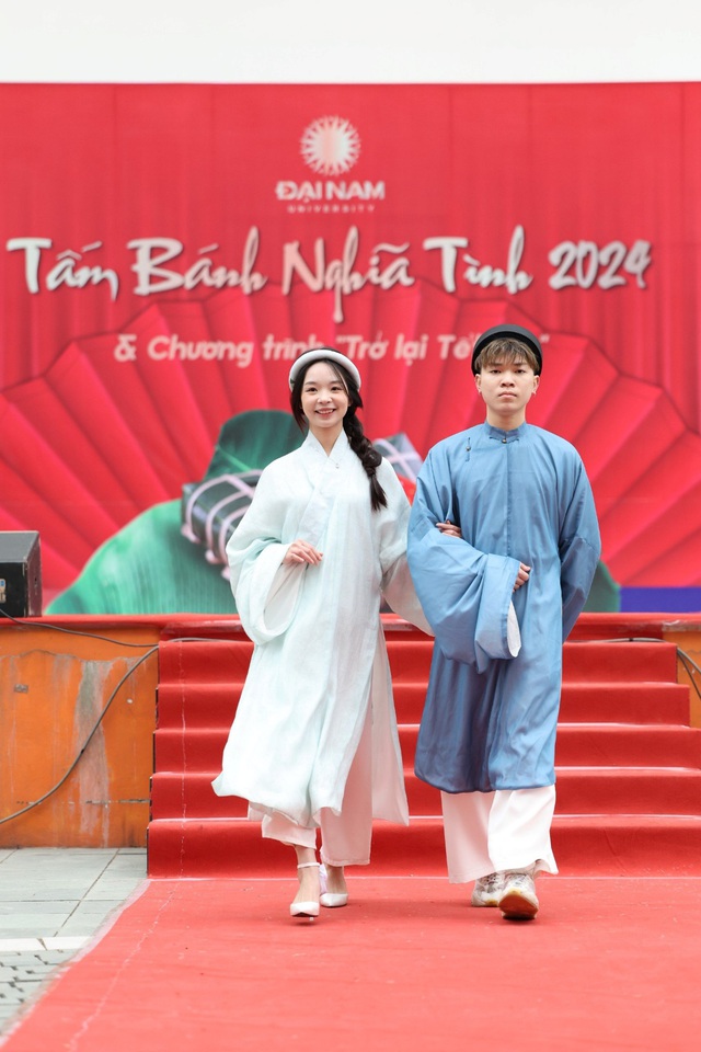 Thầy tr&ograve; ĐH Đại Nam tr&igrave;nh diễn Cổ phục Việt t&ocirc;n vinh c&aacute;c gi&aacute; trị văn ho&aacute; truyền thống - Ảnh 11.