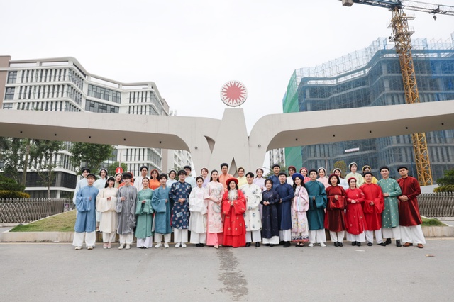 Thầy tr&ograve; ĐH Đại Nam tr&igrave;nh diễn Cổ phục Việt t&ocirc;n vinh c&aacute;c gi&aacute; trị văn ho&aacute; truyền thống - Ảnh 3.