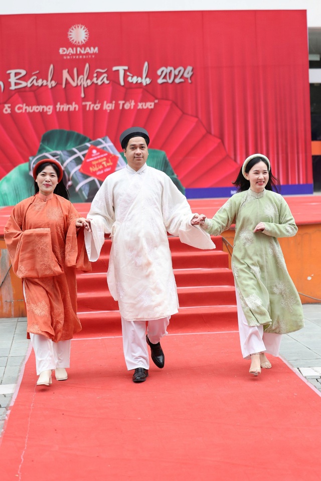 Thầy tr&ograve; ĐH Đại Nam tr&igrave;nh diễn Cổ phục Việt t&ocirc;n vinh c&aacute;c gi&aacute; trị văn ho&aacute; truyền thống - Ảnh 8.