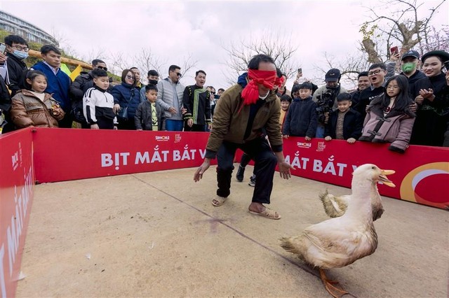 Sa Pa: Hàng nghìn lượt khách trẩy Hội Xuân Mở Cổng trời tại Fansipan - Ảnh 2.