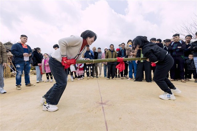 Sa Pa: Hàng nghìn lượt khách trẩy Hội Xuân Mở Cổng trời tại Fansipan - Ảnh 7.