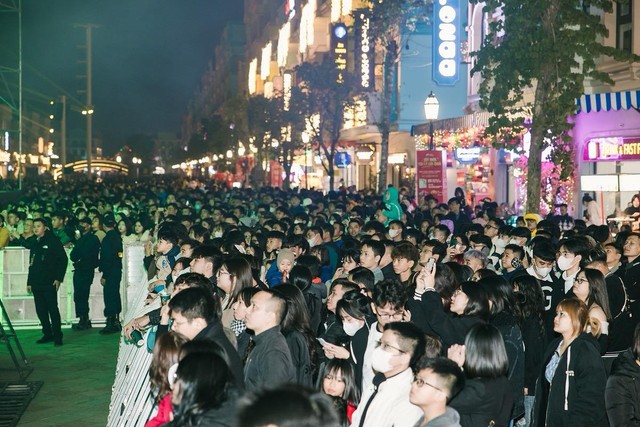 Hàng vạn du khách “cháy hết mình” trong siêu lễ hội âm nhạc đón năm mới tại Grand World - Ảnh 1.
