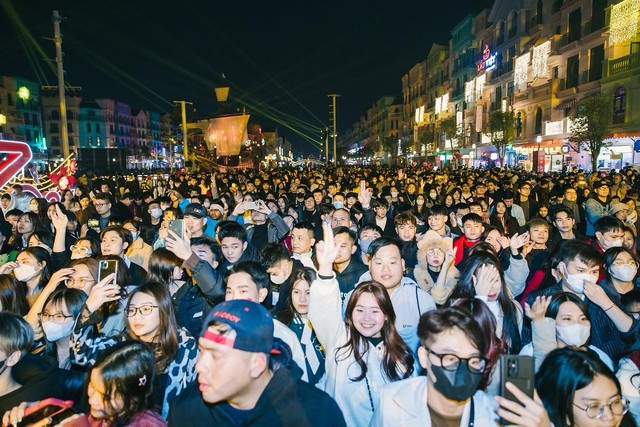 Hàng vạn du khách “cháy hết mình” trong siêu lễ hội âm nhạc đón năm mới tại Grand World - Ảnh 8.