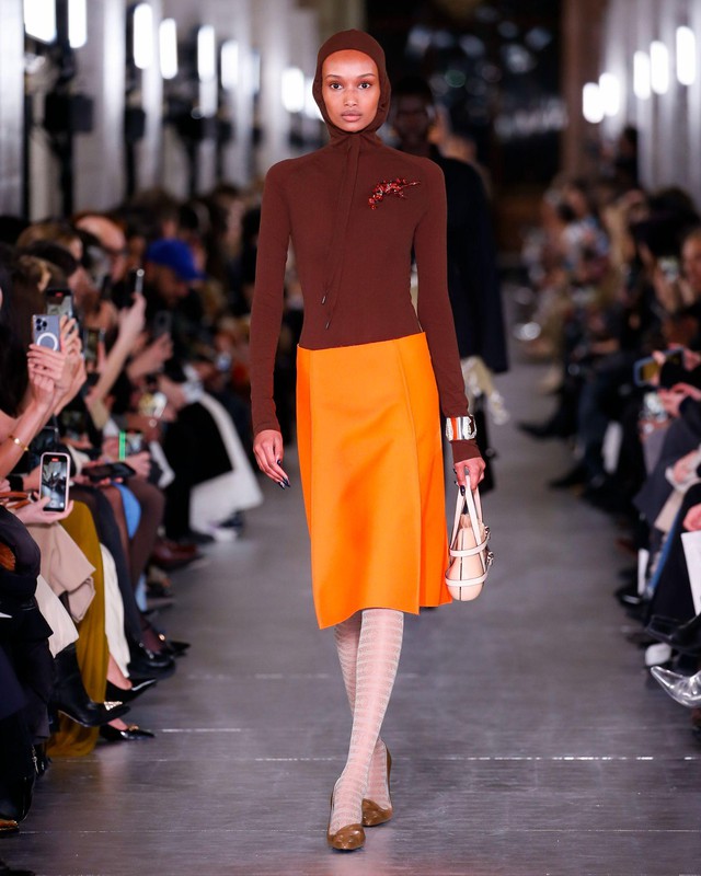 Tory Burch Thu/Đ&ocirc;ng 2024: Khoảnh khắc Thăng hoa của đời thực - Ảnh 12.