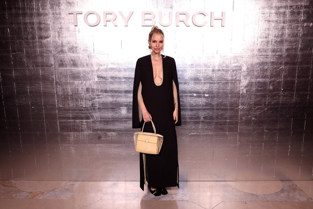 Tory Burch Thu/Đ&ocirc;ng 2024: Khoảnh khắc Thăng hoa của đời thực - Ảnh 6.