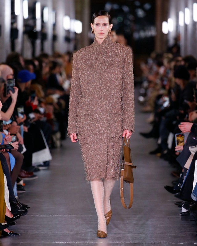 Tory Burch Thu/Đ&ocirc;ng 2024: Khoảnh khắc Thăng hoa của đời thực - Ảnh 9.