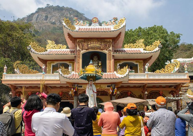 Tây Ninh cán mốc 1 triệu lượt khách đi cáp treo lên núi Bà Đen trong dịp đầu xuân - Ảnh 1.
