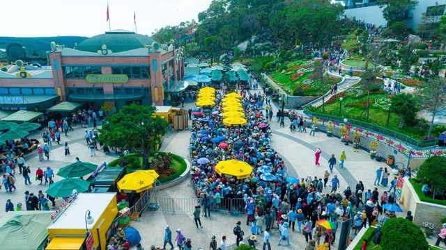 Tây Ninh cán mốc 1 triệu lượt khách đi cáp treo lên núi Bà Đen trong dịp đầu xuân - Ảnh 2.