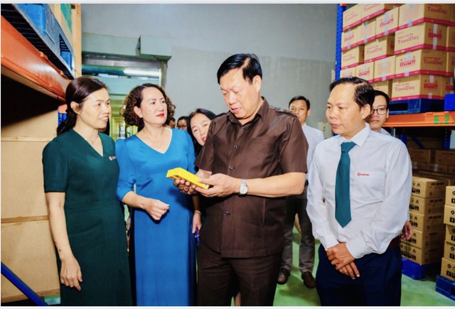Thứ trưởng Bộ Y tế Đỗ Xuân Tuyên đến thăm và kiểm tra công tác sau Tết tại Dược OPC - Ảnh 3.