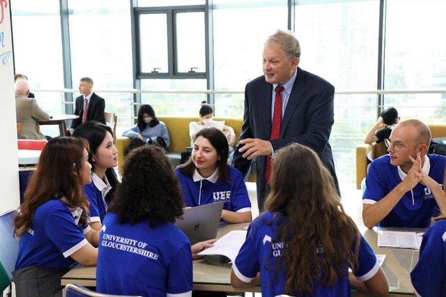 Nắm bắt cơ hội việc l&agrave;m to&agrave;n cầu với chương tr&igrave;nh cử nh&acirc;n quốc tế - Ảnh 1.