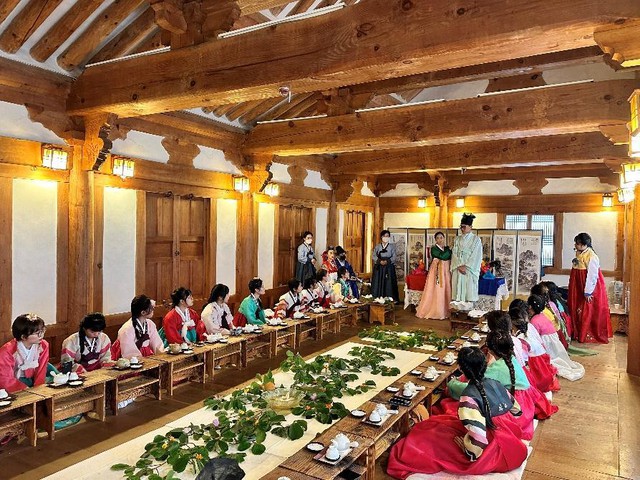 Nắm bắt cơ hội việc l&agrave;m to&agrave;n cầu với chương tr&igrave;nh cử nh&acirc;n quốc tế - Ảnh 3.