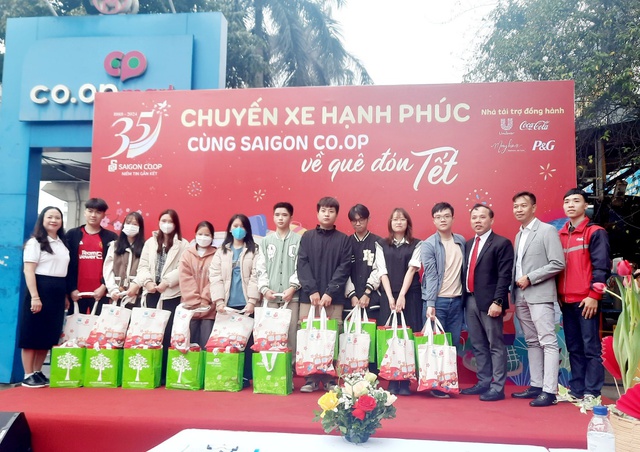 Sài Gòn Co.op đưa miễn phí 900 người dân về quê đón Tết - Ảnh 1.