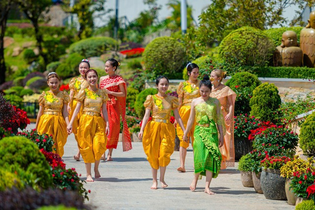 Tết n&agrave;y l&ecirc;n n&uacute;i B&agrave; Đen chi&ecirc;m b&aacute;i T&ocirc;n tượng Bồ T&aacute;t Di Lặc v&agrave; xem Hội Xu&acirc;n n&uacute;i B&agrave; - Ảnh 3.