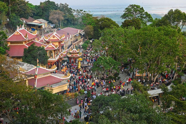 Tết n&agrave;y l&ecirc;n n&uacute;i B&agrave; Đen chi&ecirc;m b&aacute;i T&ocirc;n tượng Bồ T&aacute;t Di Lặc v&agrave; xem Hội Xu&acirc;n n&uacute;i B&agrave; - Ảnh 4.