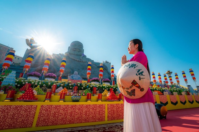 Tết n&agrave;y l&ecirc;n n&uacute;i B&agrave; Đen chi&ecirc;m b&aacute;i T&ocirc;n tượng Bồ T&aacute;t Di Lặc v&agrave; xem Hội Xu&acirc;n n&uacute;i B&agrave; - Ảnh 5.