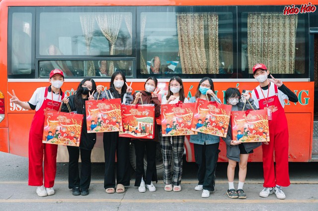 Hàng nghìn phần quà “Tết Hảo” được trao đi: Sắc đỏ Hảo Hảo rộn ràng khắp các bến xe, bến tàu trước thềm giao thừa - Ảnh 2.