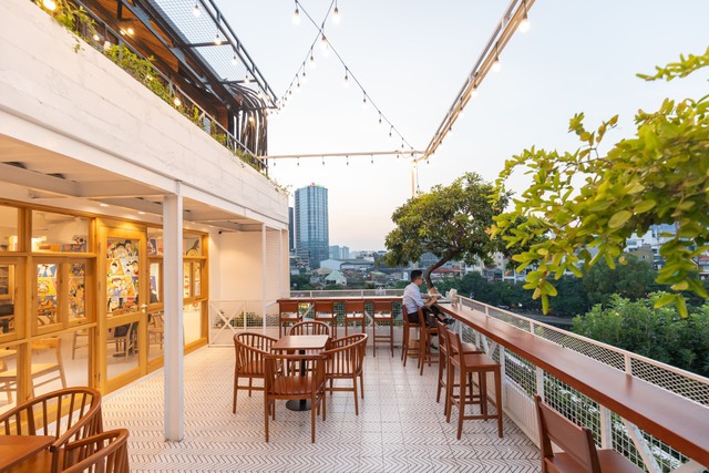 Khám phá quán cafe 7 tầng siêu chill bắt trọn view hồ Hoàng Cầu - Ảnh 2.