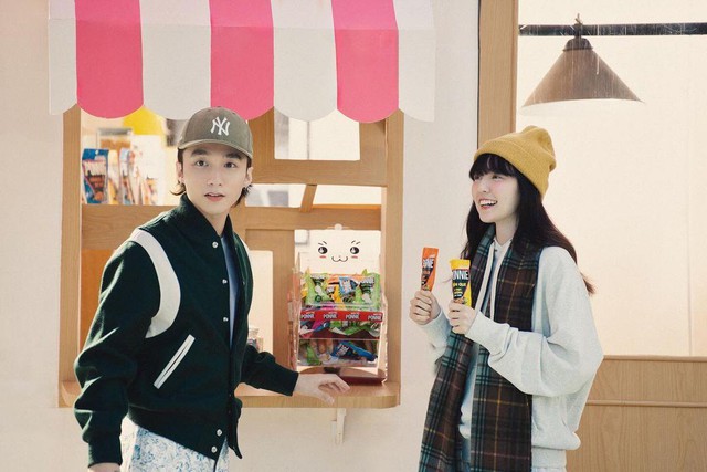 Loạt cửa h&agrave;ng tiện lợi &ldquo;ch&aacute;y h&agrave;ng&rdquo; một m&oacute;n đặc biệt nhờ MV &ldquo;Ch&uacute;ng Ta Của Tương Lai&rdquo; - Ảnh 1.