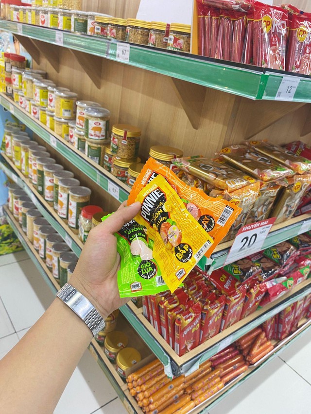 Loạt cửa h&agrave;ng tiện lợi &ldquo;ch&aacute;y h&agrave;ng&rdquo; một m&oacute;n đặc biệt nhờ MV &ldquo;Ch&uacute;ng Ta Của Tương Lai&rdquo; - Ảnh 2.