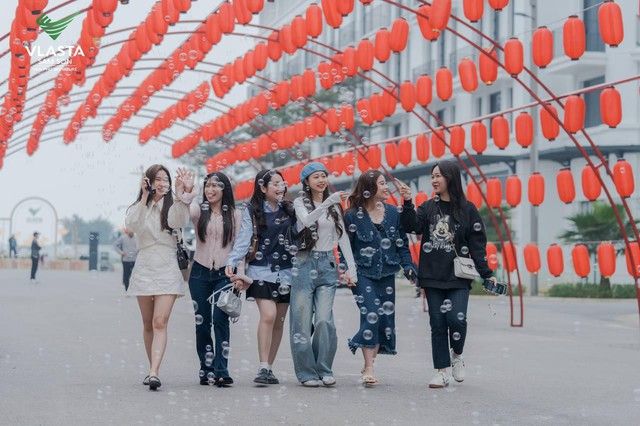 Thanh H&oacute;a: Phố đi bộ Vlasta &ndash; Sầm Sơn rộn r&agrave;ng đ&oacute;n kh&aacute;ch du Xu&acirc;n - Ảnh 3.