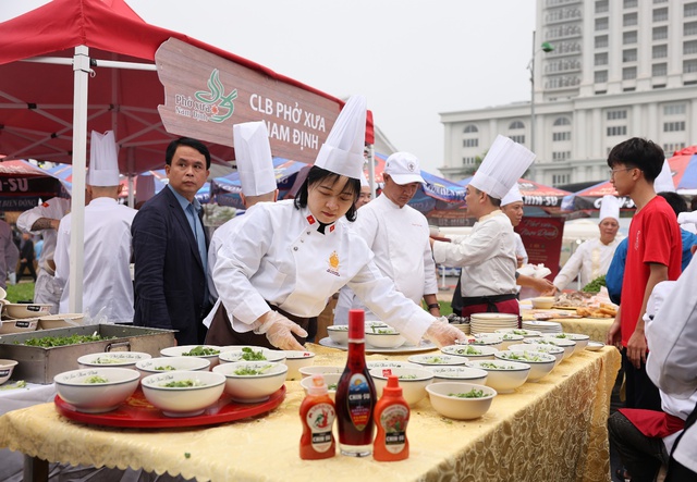 H&agrave;ng ngh&igrave;n lượt kh&aacute;ch đổ về Festival Phở 2024 tại Nam Định ngay ng&agrave;y đầu khai mạc - Ảnh 4.