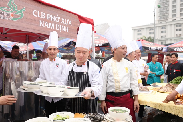 H&agrave;ng ngh&igrave;n lượt kh&aacute;ch đổ về Festival Phở 2024 tại Nam Định ngay ng&agrave;y đầu khai mạc - Ảnh 5.