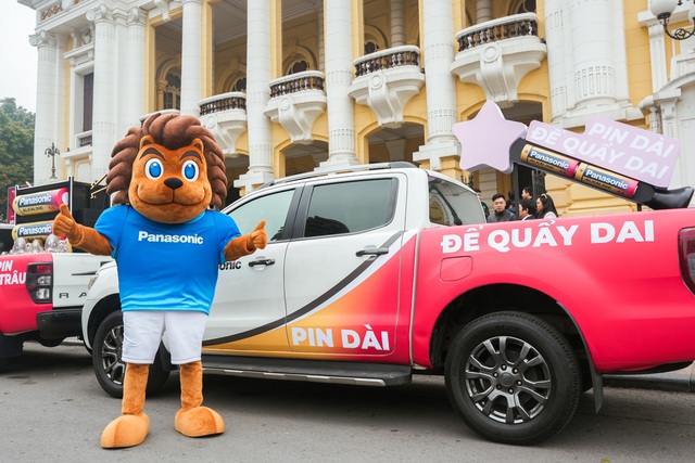 Giới trẻ rần rần check-in c&ugrave;ng đo&agrave;n xe lạ xuất hiện tại H&agrave; Nội, TP.HCM - Ảnh 2.