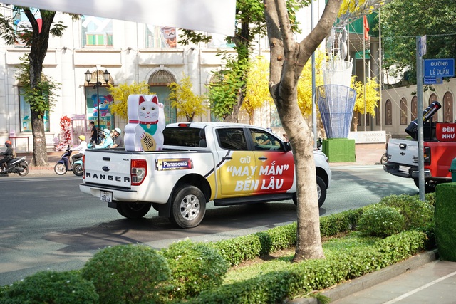 Giới trẻ rần rần check-in c&ugrave;ng đo&agrave;n xe lạ xuất hiện tại H&agrave; Nội, TP.HCM - Ảnh 3.