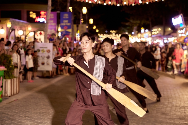 Hàng loạt show diễn nghệ thuật đưa Phú Quốc thành “thiên đường giải trí” châu Á - Ảnh 2.