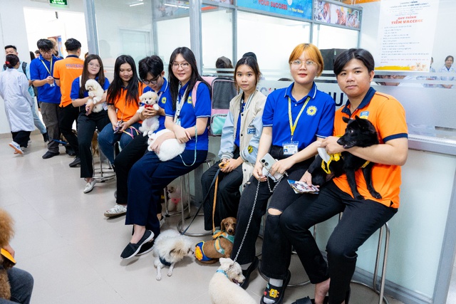 Choáng ngợp với loạt dịch vụ dành riêng cho “pet cưng” tại ngày hội “Chăm sóc sức khỏe thú cưng” HUTECH - Ảnh 1.