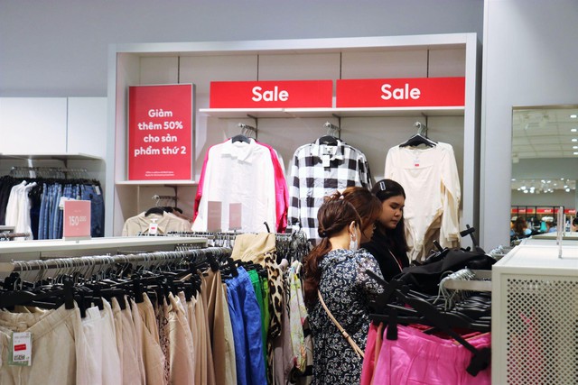 Crescent Mall đồng loạt giảm giá nhiều mặt hàng nhân dịp Quốc tế Phụ nữ, ai nhìn giá cũng muốn chốt đơn ngay - Ảnh 2.