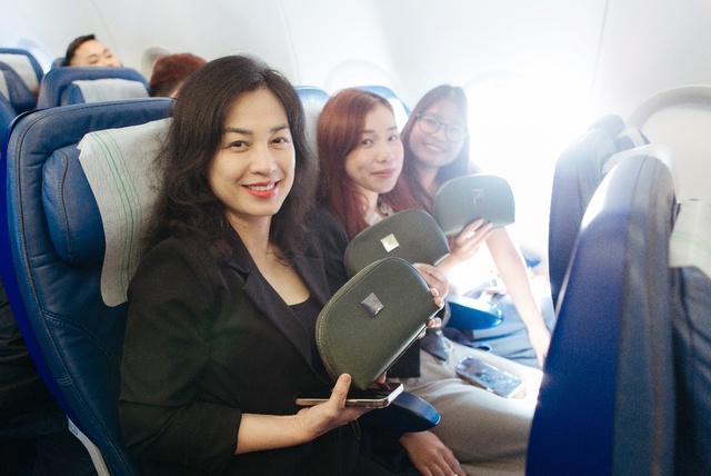 Khách nữ bất ngờ nhận quà từ Bamboo Airways trên chuyến bay tri ân phái đẹp - Ảnh 3.