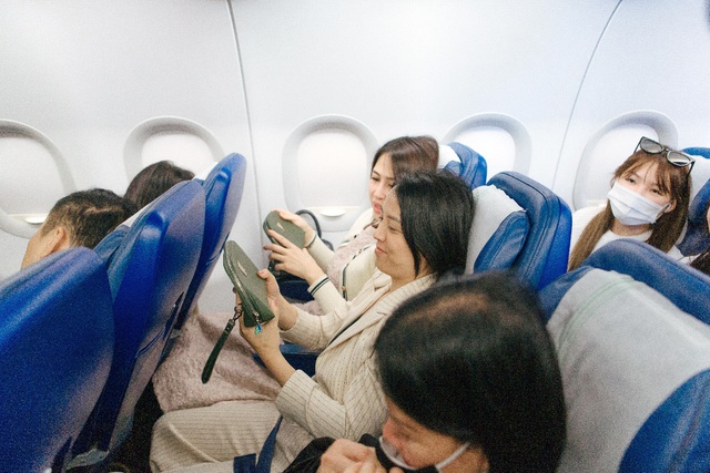 Khách nữ bất ngờ nhận quà từ Bamboo Airways trên chuyến bay tri ân phái đẹp - Ảnh 5.