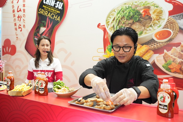 Luke Nguyễn đốn tim thực khách với màn trổ tài cùng tương ớt Chin-su Sriracha - Ảnh 1.