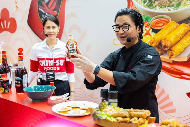 Luke Nguyễn đốn tim thực khách với màn trổ tài cùng tương ớt Chin-su Sriracha - Ảnh 2.