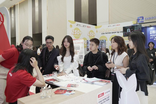 Dịch vụ chuyển phát nhanh của J&T Express thu hút hàng nghìn khách tham quan tại TikTok Shop Việt Nam Summit 2024 - Ảnh 1.