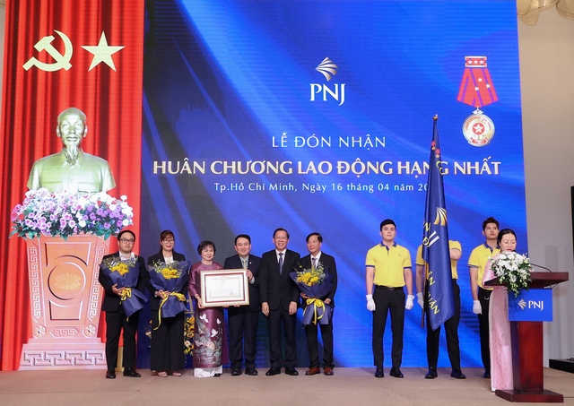 PNJ và bà Cao Thị Ngọc Dung vinh dự nhận Huân chương Lao động hạng Nhất - Ảnh 2.