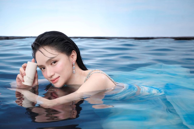 Hoa hậu Hương Giang tung bộ ảnh cực cháy đón mừng cương vị mới - Ảnh 1.