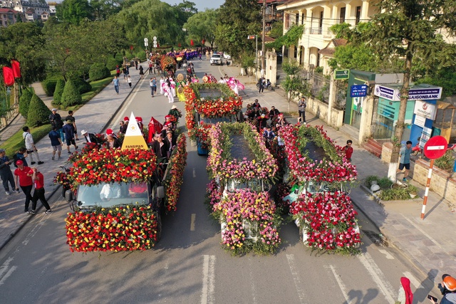 Thưởng hoa, xem đám cưới các dân tộc tại Lễ hội Hoa hồng Fansipan, Sa Pa dịp 30/4 - Ảnh 3.