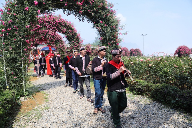 Thưởng hoa, xem đám cưới các dân tộc tại Lễ hội Hoa hồng Fansipan, Sa Pa dịp 30/4 - Ảnh 5.