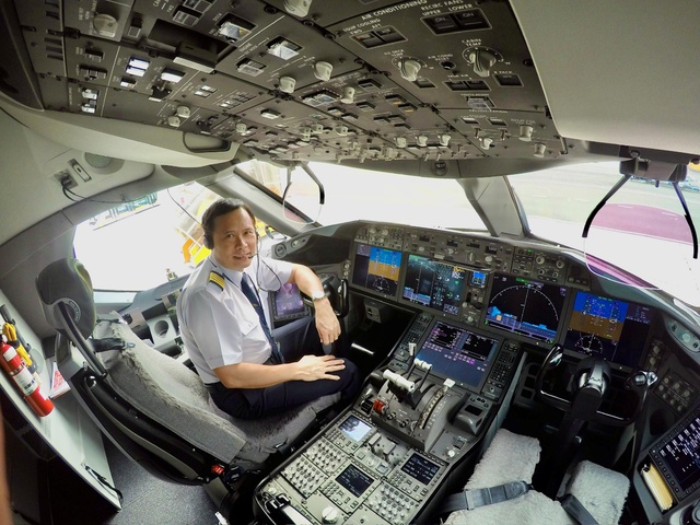 Cơ trưởng Vietnam Airlines: Tự hào khi lái máy bay hiện đại bậc nhất - Ảnh 1.