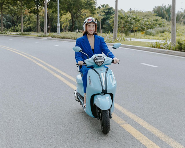 Hoa hậu Lương Thuỳ Linh lựa chọn động cơ xanh cho chuyến du lịch hè - Ảnh 1.