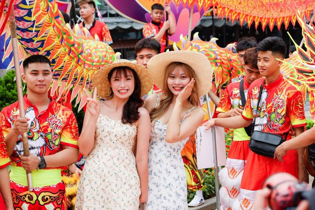 Nắng nóng, hàng ngàn du khách vẫn đổ về Sa Pa, Hạ Long, Sầm Sơn vui chơi ngày đầu lễ - Ảnh 1.