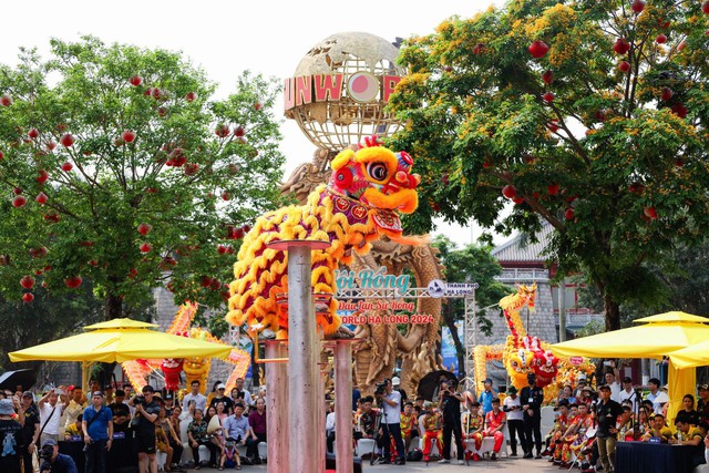 Nắng nóng, hàng ngàn du khách vẫn đổ về Sa Pa, Hạ Long, Sầm Sơn vui chơi ngày đầu lễ - Ảnh 2.