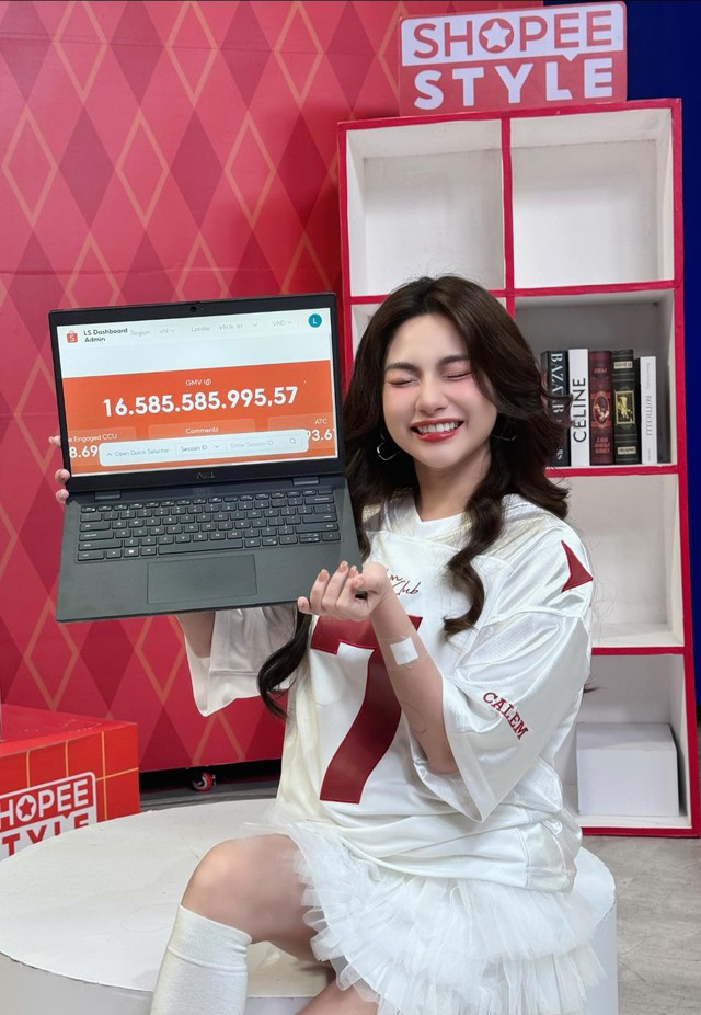 &ldquo;Cho&aacute;ng&rdquo; v&igrave; độ đầu tư của Diệp L&ecirc; mỗi lần xuất hiện tr&ecirc;n Shopee Live, tung deal hời v&agrave; voucher ngập lối - Ảnh 1.