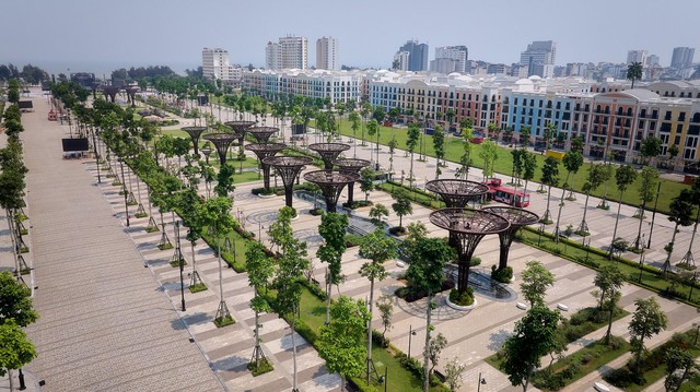 H&agrave;ng trăm ng&agrave;n người h&aacute;o hức ngắm ph&aacute;o hoa, vui chơi tại quảng trường biển Sầm Sơn - Ảnh 3.