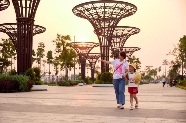 Hàng trăm ngàn người háo hức ngắm pháo hoa, vui chơi tại quảng trường biển Sầm Sơn - Ảnh 4.