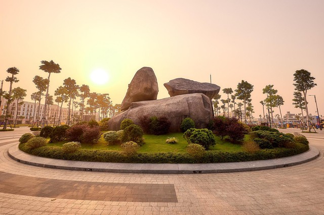 H&agrave;ng trăm ng&agrave;n người h&aacute;o hức ngắm ph&aacute;o hoa, vui chơi tại quảng trường biển Sầm Sơn - Ảnh 6.