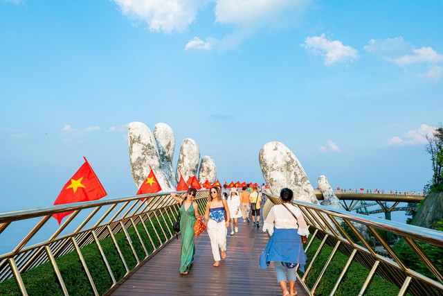 Kỳ nghỉ lễ 30/4 và 1/5: Thời tiết nắng nóng không “làm khó” du khách khám phá Đà Nẵng - Ảnh 7.