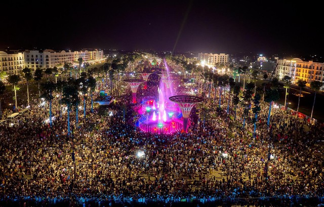 Hàng trăm ngàn người háo hức ngắm pháo hoa, vui chơi tại quảng trường biển Sầm Sơn - Ảnh 10.